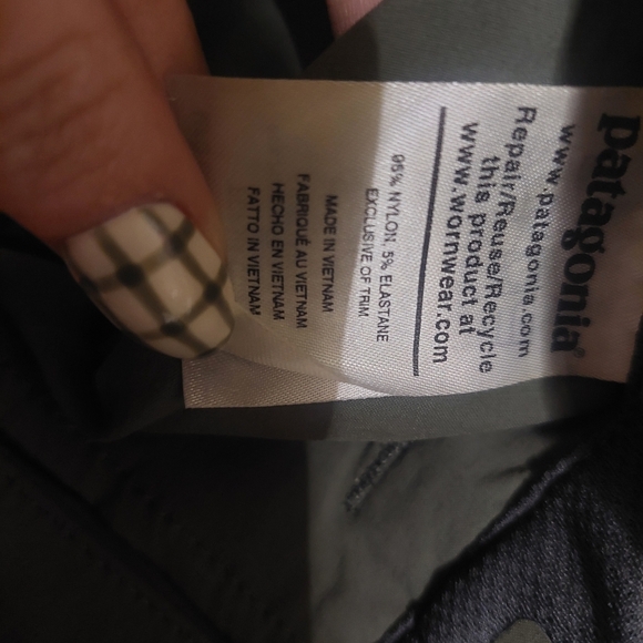 Patagonia Green Cargo Shorts with Modern Design - Picture 4 of 5